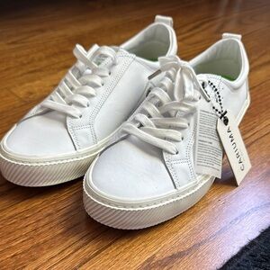 Cariuma White Sneakers Minimalist Design